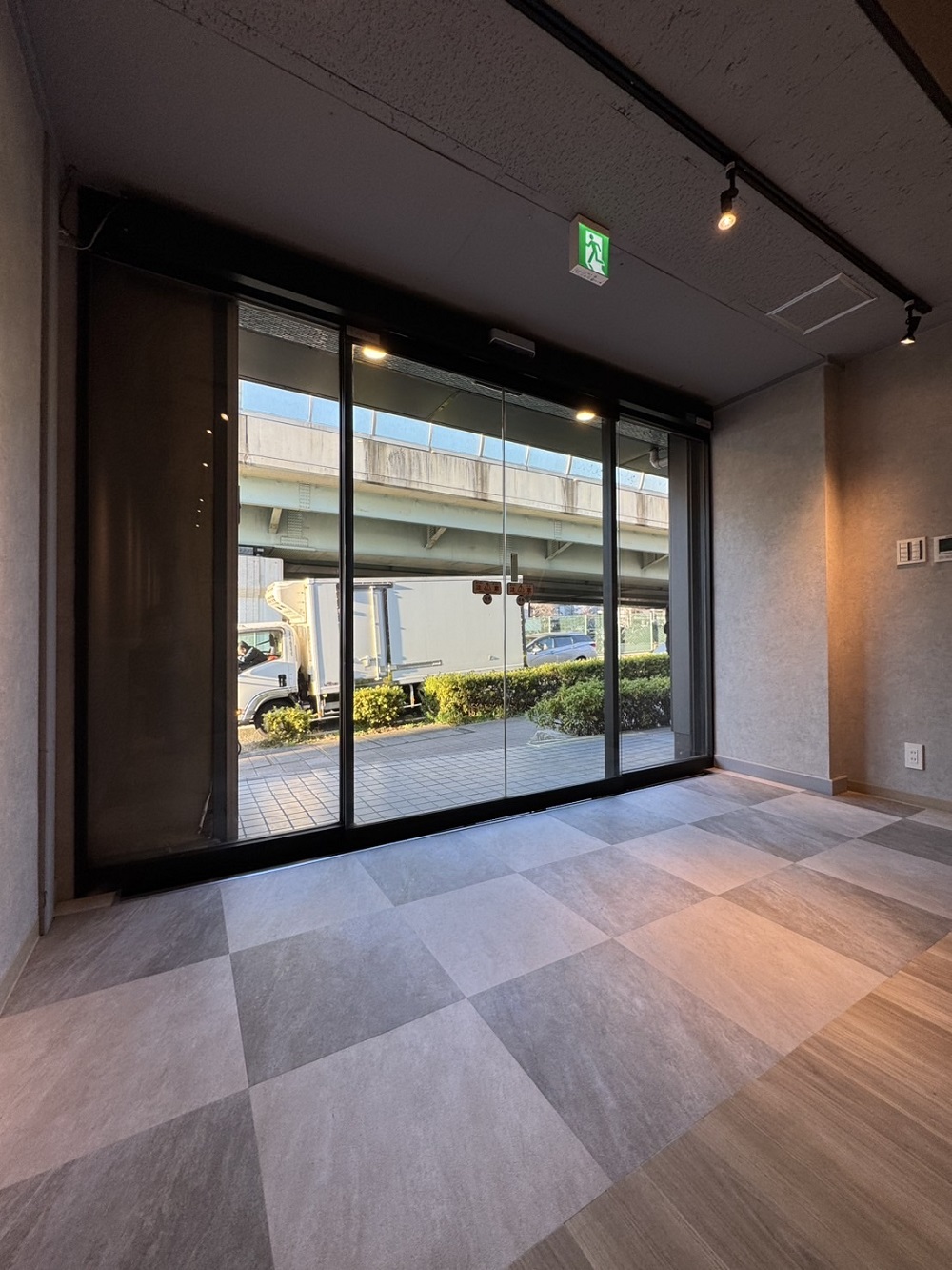 【売店舗】ブルガード市ヶ尾１階　5,280万円　利回り8.44％（年間家賃収入約446万円）横浜市青葉区市ケ尾町